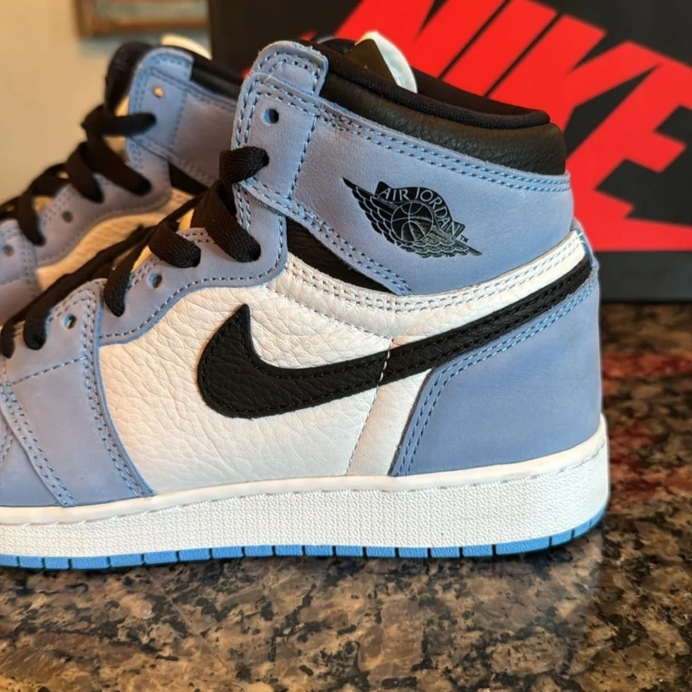 Nike Air Jordan 1 High OG university Blue Sneakers EUC 6Y